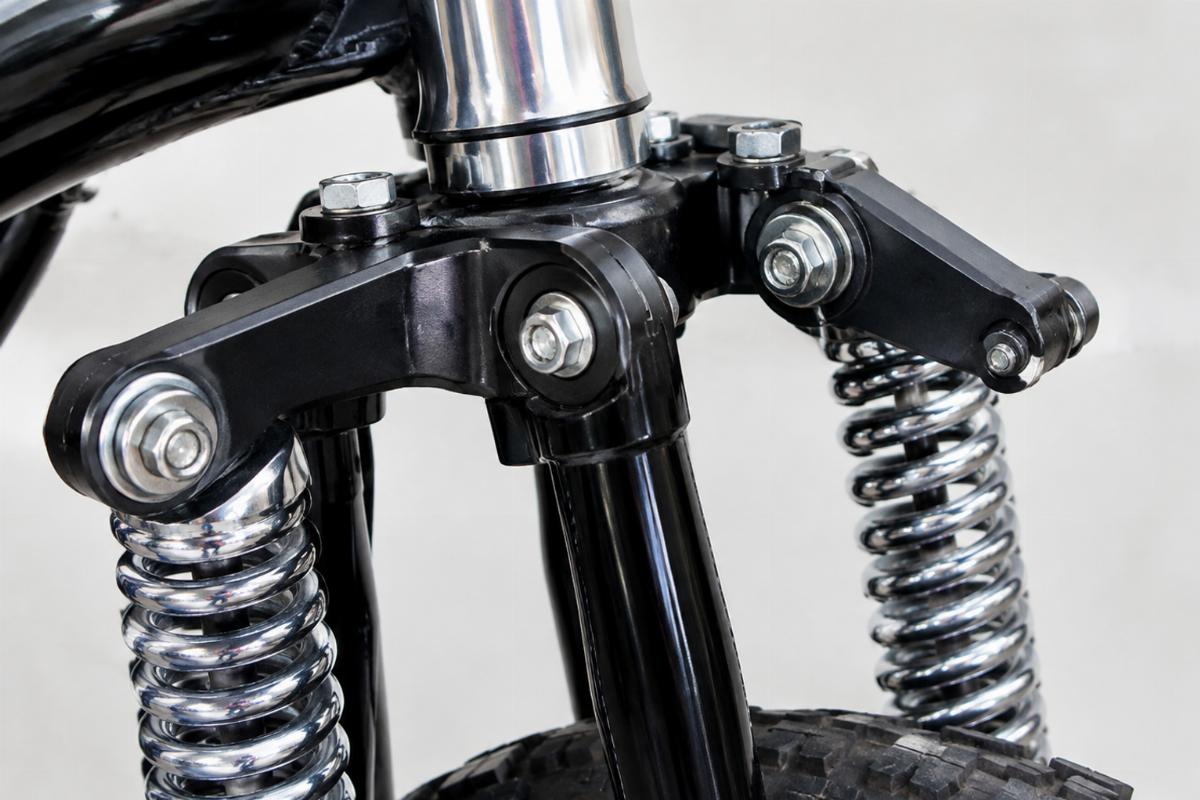 Close up of 1 inch inline stem and offset outside mount rockers on spring fork