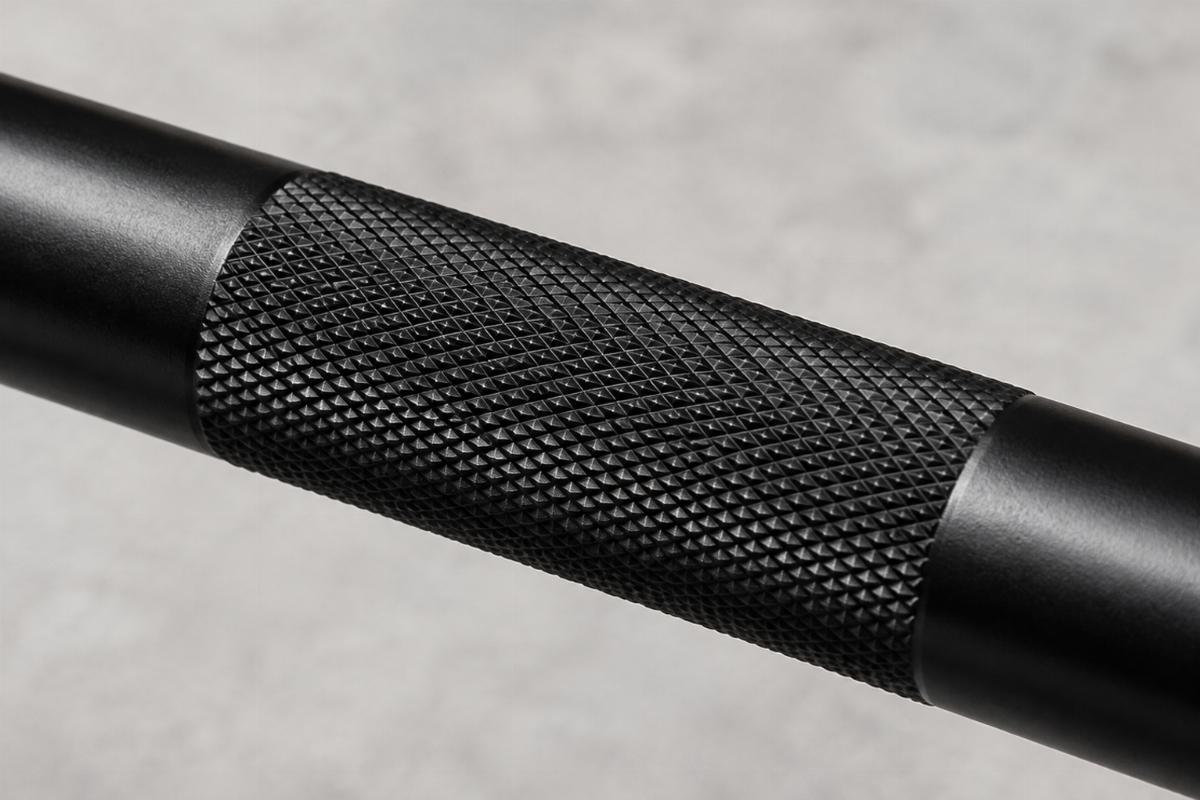 Close up of knurled center section and black finish on 1 inch handlebars