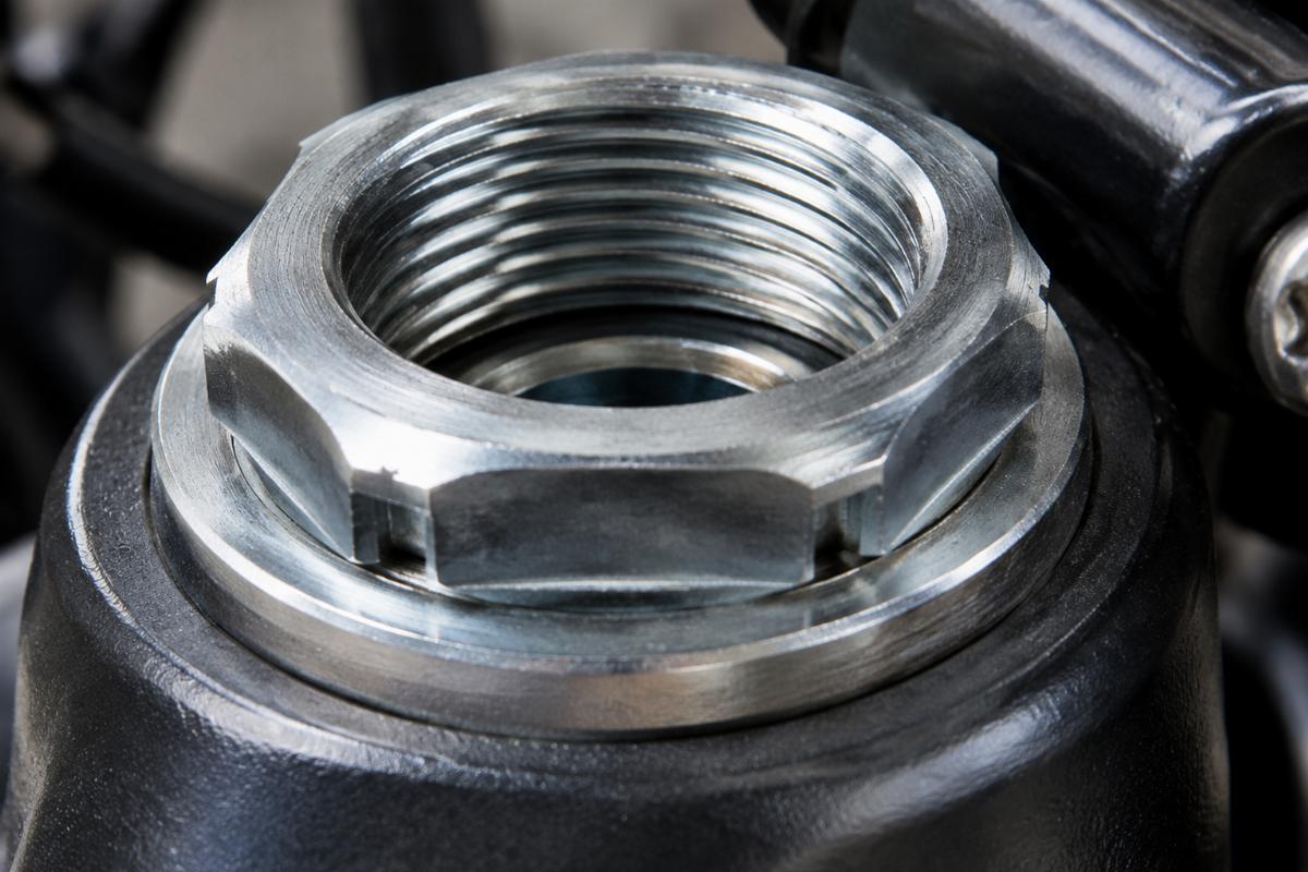 Close up of the threading on a steering head adjusting nut